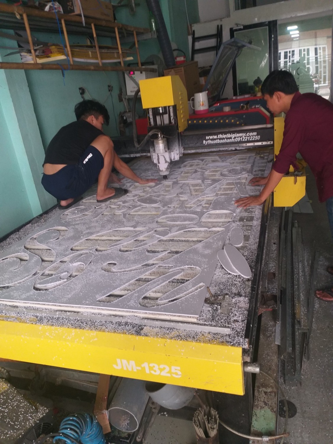 cat gia cong quang cao