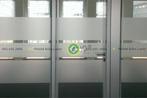 Gia công cắt chữ decal với độ chính xác từng chi tiết