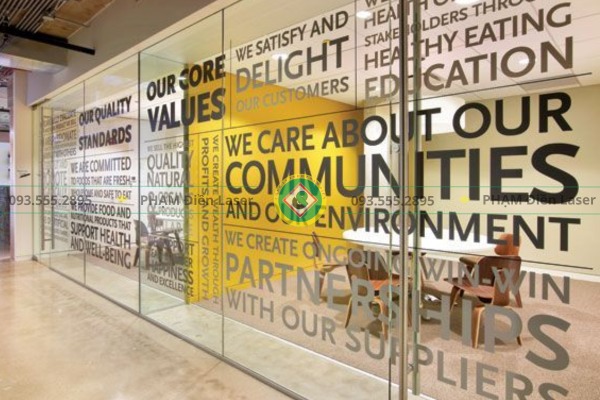 Kiểm tra chất lượng và bàn giao sản phẩm cắt chữ decal