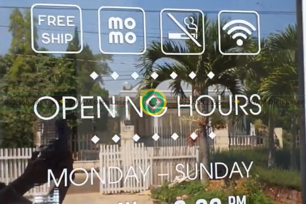 Thực hiện cắt chữ decal bằng công nghệ laser hiện đại