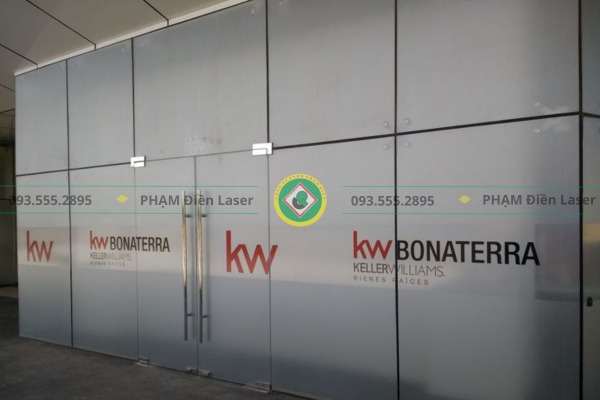 Ứng dụng phổ biến của cắt chữ decal trong đời sống