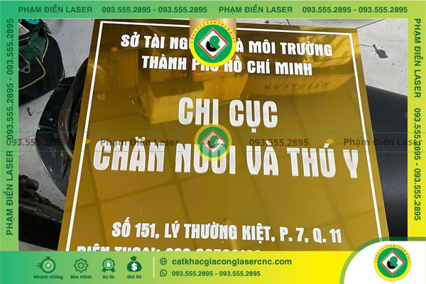 Báo giá gia công bảng tên Inox in UV mới nhất 2025