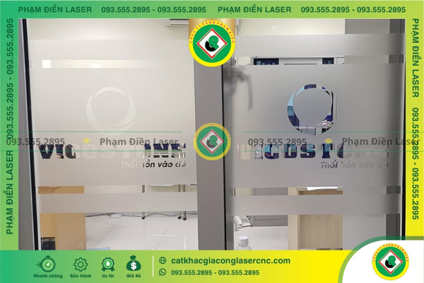 Bước 2: Chuẩn bị file thiết kế và kiểm tra chất liệu cắt decal dán tường