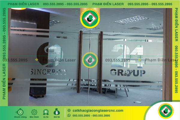 Bước 3: Cắt decal dán tường trên máy vi tính hiện đại