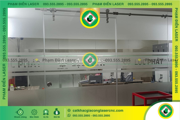 Bước 5: Cắt và bóc decal dán tường