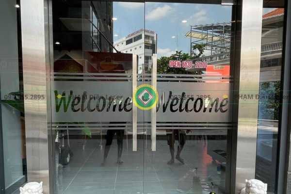 Cắt decal dán kính mờ cho văn phòng và nhà ở