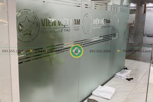 cat decal dan kinh mo co hoa tiet trang tri