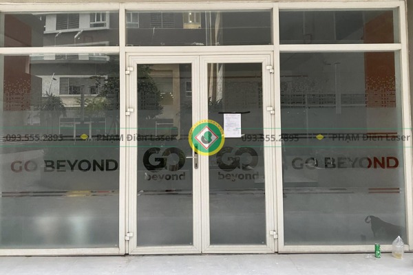 Cắt decal dán kính mờ để chống nắng và cách nhiệt