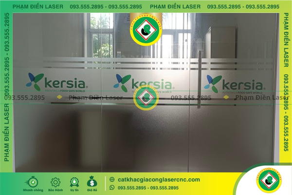 Cắt decal dán tường làm bảng hiệu, quảng cáo tạm thời