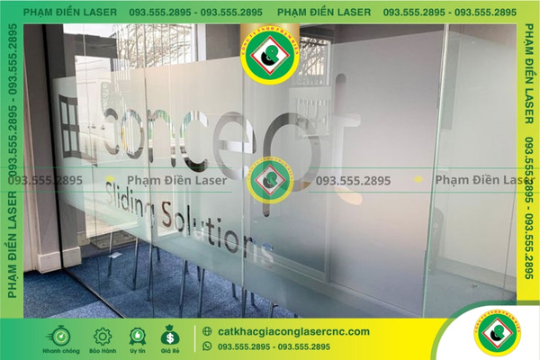 Chuẩn bị vật liệu và kiểm tra máy cắt chữ decal vi tính