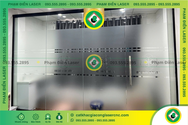 Gỡ lớp màng chuyển cắt chữ decal vi tính quá nhanh hoặc sai kỹ thuật