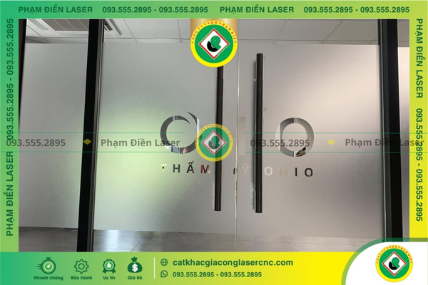 Không vệ sinh sạch bề mặt trước khi dán chữ decal