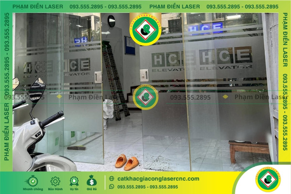 Kiểm tra chất lượng cắt chữ decal vi tính và giao cho khách