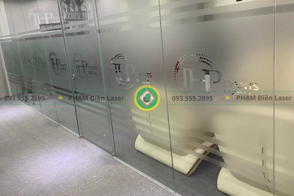 Kiểm tra chất lượng cắt decal dán kính và bàn giao