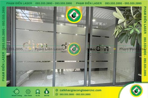 Kiểm tra sản phẩm cắt decal dán tường hoàn thiện