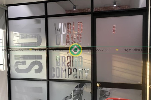 Những lí do bạn nên chọn cắt decal dán kính cho không gian của mình