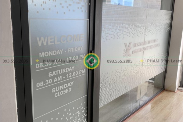 Quy trình cắt decal dán kính chuyên nghiệp, nhanh chóng