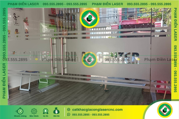 Quy trình cắt decal dán tường giá rẻ chuyên nghiệp