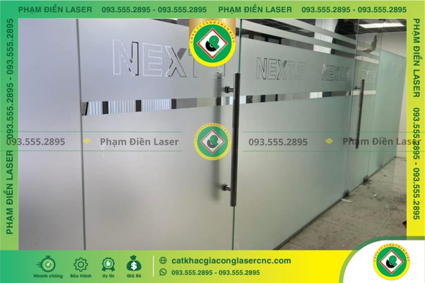 Sử dụng lực không đều khi miết chữ decal