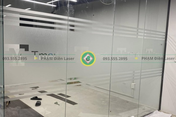 Thiết kế và duyệt mẫu cắt decal dán kính