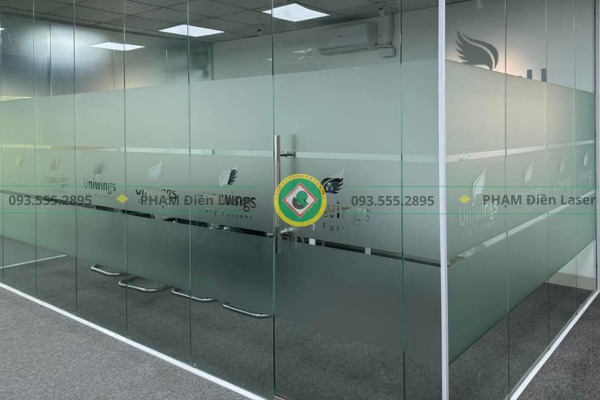 thuc hien cat decal dan kinh bang may moc hien dai