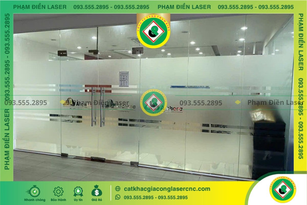 Tiến hành cắt chữ decal vi tính bằng máy tự động