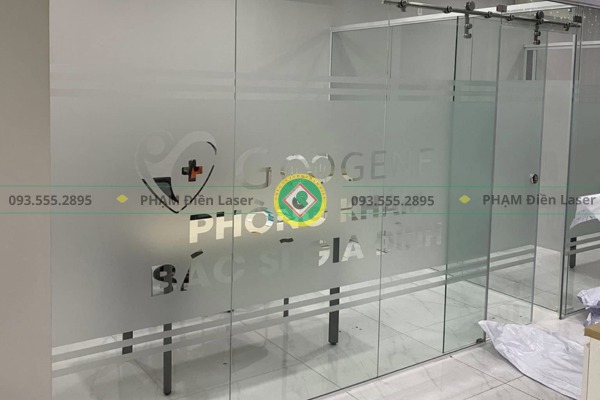 Tiếp nhận yêu cầu và tư vấn cắt decal dán kính