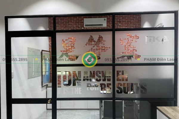 Ứng dụng rộng rãi của cắt decal dán kính trong thực tế